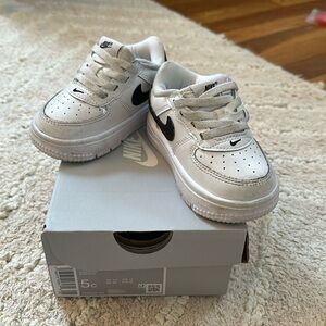Amazing condition white and black Nike easy on sneakers